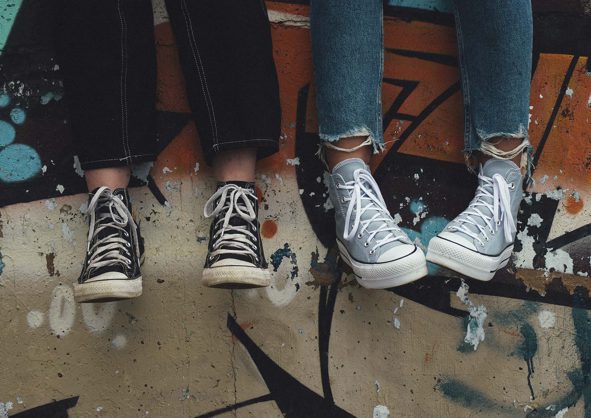 Freundschaft und Unterstützung im Hospiz Ein Paar Sneaker auf einem bunten Boden