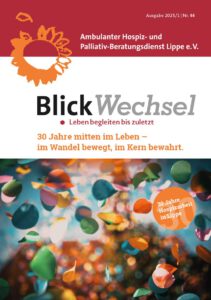 Ein farbenfroher Hintergrund mit schwebenden Papierfliegern.