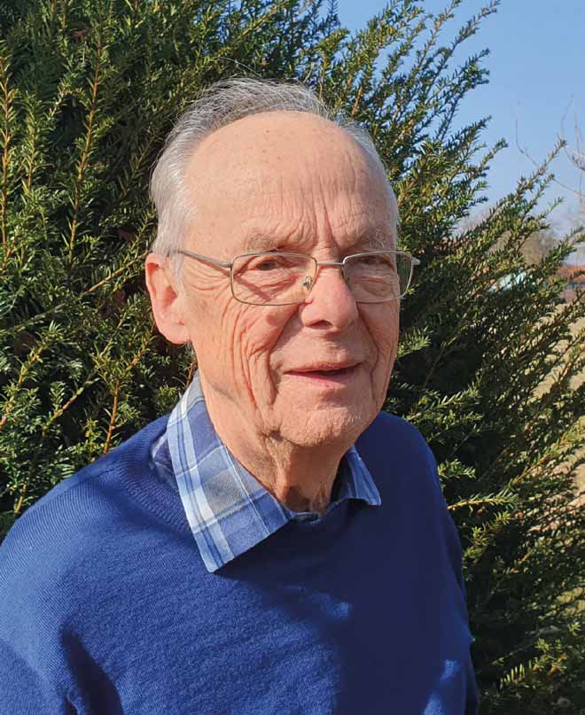 Ein älterer Mann mit kurzen grauen Haaren und Brille.