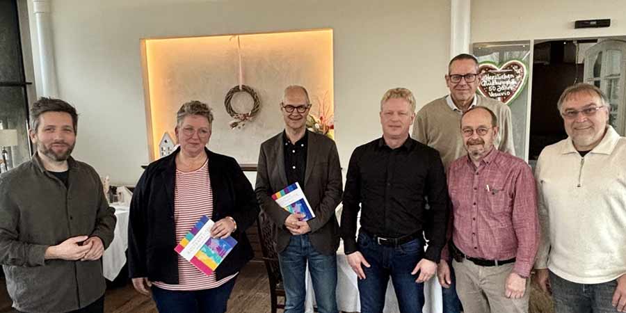 Ein Team von acht Personen, die sich für den Ambulanten Hospiz- und Palliativ-Beratungsdienst Lippe e.V. engagieren.