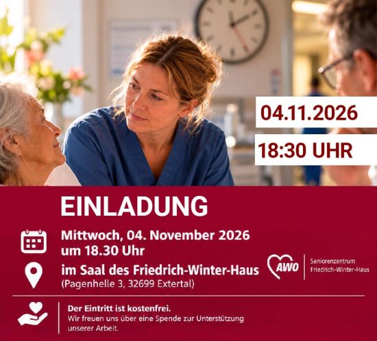 Frau in Blau hat während einer Beratung ein offenes und einfühlsames Gespräch.