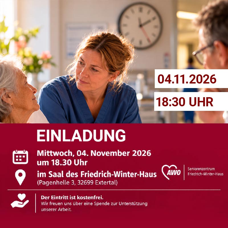 Frau in Blau hat während einer Beratung ein offenes und einfühlsames Gespräch.
