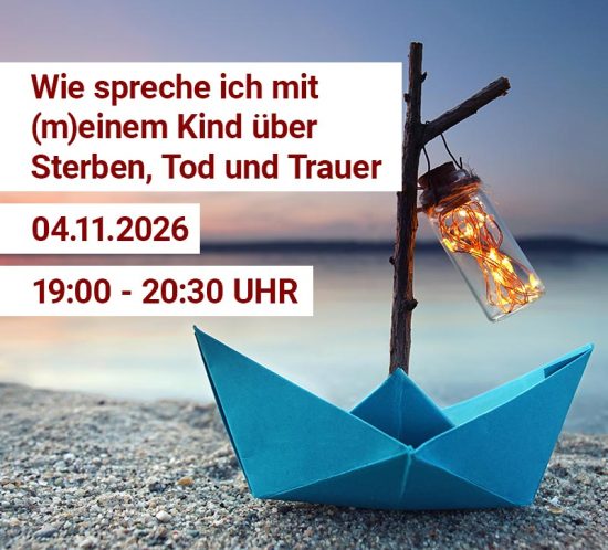 Symbolische Origami-Schiffchenszene am Strand mit leuchtender Laterne zur Begleitung in Trauerfällen.