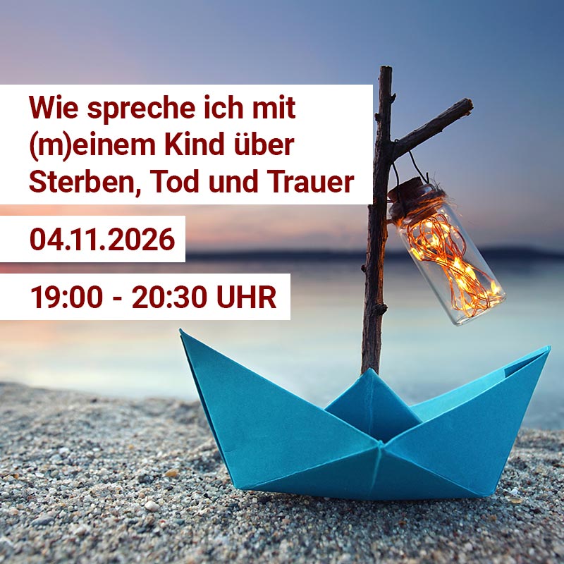 Symbolische Origami-Schiffchenszene am Strand mit leuchtender Laterne zur Begleitung in Trauerfällen.